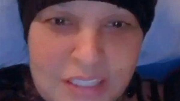 بعد أزمتها الصحية.. فيفي عبده تثير الجدل بفيديو من غرفتها | شاهد