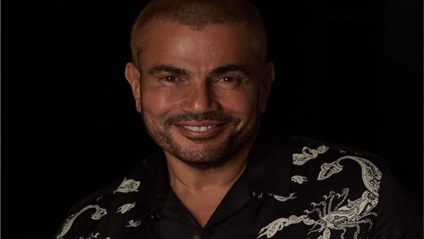 جذاب بس.. القصة الكاملة لصورة عمرو دياب والفتاة الفاتنة | شاهد