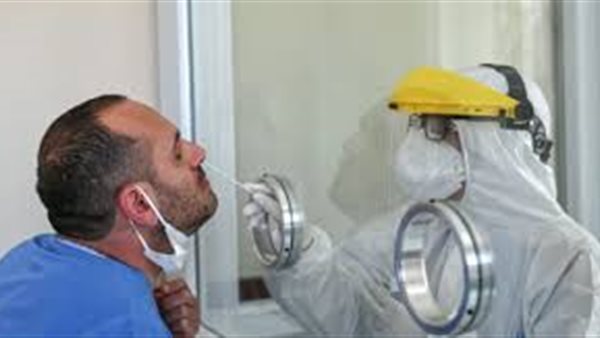 طبيب شهير يحسم الجدل ويكشف مدة انتقال عدوى فيروس كورونا بين شخصين | فيديو