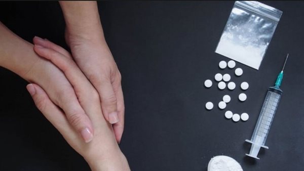 تفاصيل مثيرة .. صيدلي يصطاد المدمنات بالحبوب المخدرة والثمن سهرة حمراء