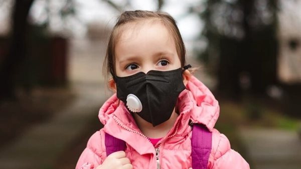 بعد وفاة طفلين..هذه الأعراض علامة على إصابة ابنك بكورونا و5 خطوات لوقاية الأطفال من العدوى