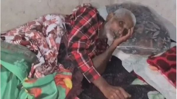 بعد 4 أيام من دفنه..القصة الكاملة لعودة مسن لعائلته حيًا | صور