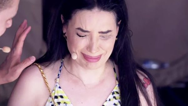 هذا ما فعله أبي معي .. اعترافات مثيرة للفنانة عبير صبري