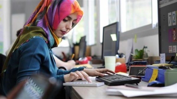 سمحت لزوجتي بالعمل فهل يجوز لي أخذ نسبة من راتبها؟ الأزهر يرد | فيديو