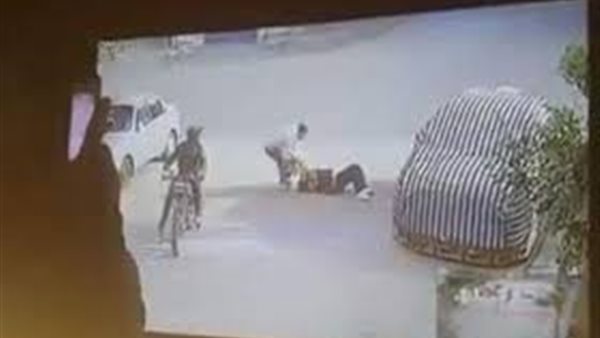 لقطات مرعبة ..لحظة سحل محامية في شوارع المعصرة لسرقة حقيبتها | فيديو 