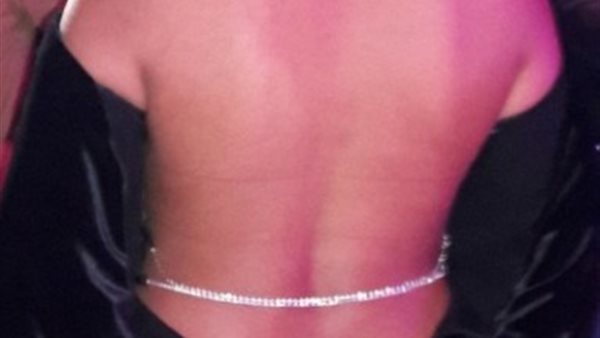 كنت بنام في النص بين أمي وجوزها..اعترافات نارية لنجمة إغراء شهيرة | شاهد