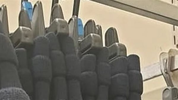 الخصم الغدار.. سيدة تعثر على مفاجأة مرعبة في محل ملابس | شاهد