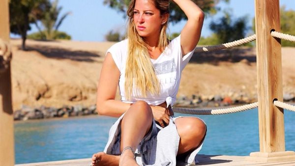 بطانة قصيرة.. الظهور الأول للفنانة ريم مصطفى مع شقيقاتها | صور