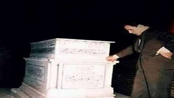 بعد أن أثارت جدلا كبيرا.. حقيقة صورة عبد الحليم حافظ واقفا أمام قبره