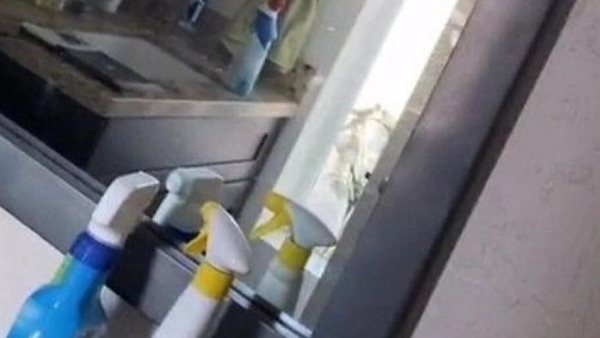 عائلة تعثر على اكتشاف مريب خلف مرآة حمام منزلهم الجديد 