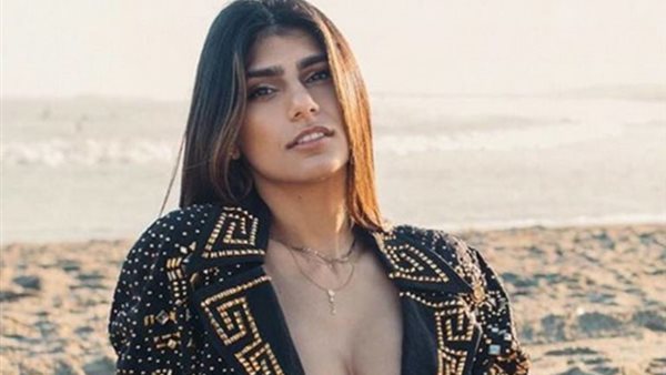 ظهور فاضح .. مايا خليفة تتعرض لانتقادات بسبب استعراضها «استرتش ماركس» بجسدها | شاهد 