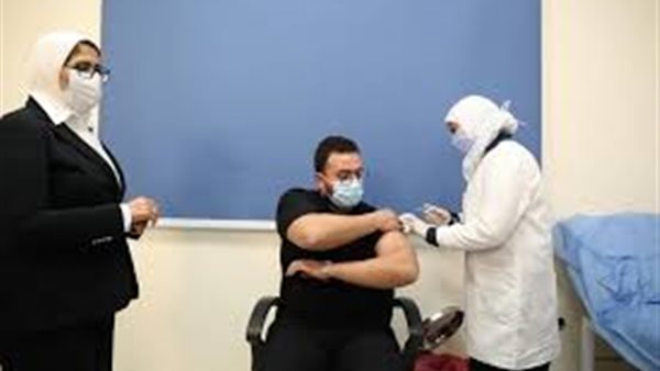 أول مصري يحصل على لقاح كورونا: هذا ما أشعر به | فيديو