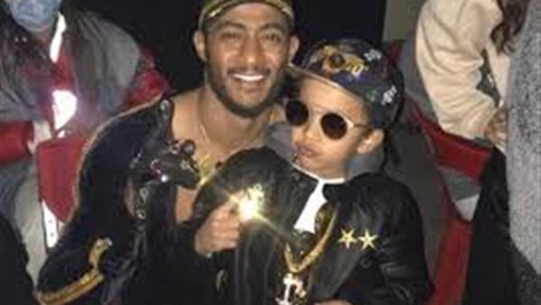 أنت طفل معجزة.. كواليس ظهور شبيه محمد رمضان في كليب مصباح علاء الدين | شاهد