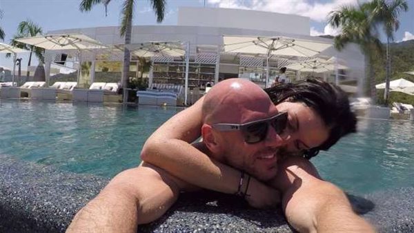 قلبان وصور في المية مع صديقته ..ممثل أفلام إباحية يقضي إجازته بالغردقة