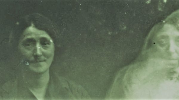 علماء يفسرون أسباب الظاهرة..143 شخصًا يتواصلون مع الموتى