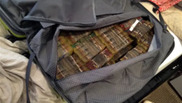 تطارده أجهزة استخباراتية تابعة لـ 20 دولة.. حكاية أخطر رجل مطلوب في العالم | شاهد 