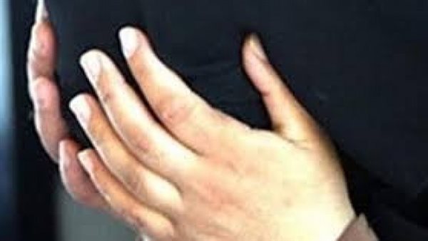 تفاصيل صادمة .. القصة الكاملة لتصوير مطرب بقميص نوم 