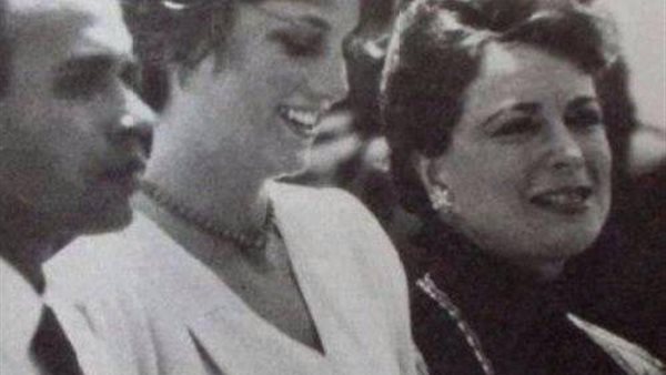 علق القذافي صورها في قصره.. حكاية زوجة الرئيس المصري التي رقصت في البيت الأبيض | شاهد