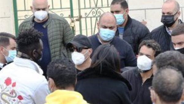 انهيار أحمد السقا ونجله ياسين في عزاء محمد الصغير | فيديو 