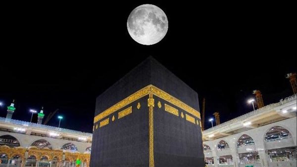 أول تعليق من دار الإفتاء على تعامد القمر فوق الكعبة