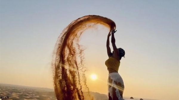 ظهرت بلا ملابس..عارضة أزياء تثير الجدل بفوتوسيشن جريء | شاهد