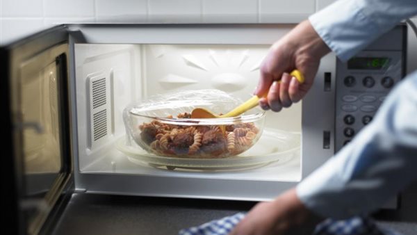 قد يؤثر على الخصوبة والضغط.. تحذير خطير من استخدام الميكرويف