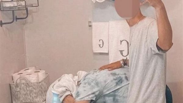 جنون الشهرة ..رجل يصور زوجته في الحمام لحصد المشاهدات | شاهد