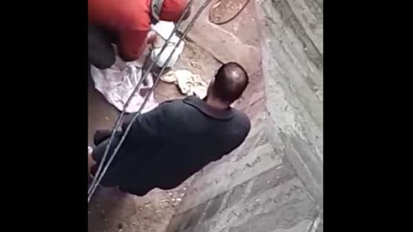 تفاصيل قاسية والسبب صادم.. تطور مثير في قضية الأب الذي عرى طفلته وحاول حرقها | شاهد