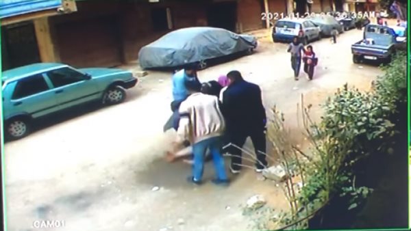 لقطات صادمة..اعتداء 5 أشخاص على سيدة الطالبية بالضرب والسحل في الشارع | شاهد
