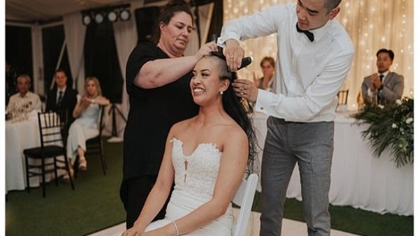 لسبب مؤثر.. عريس يحلق شعر عروسه بالكامل خلال حفل الزفاف | شاهد