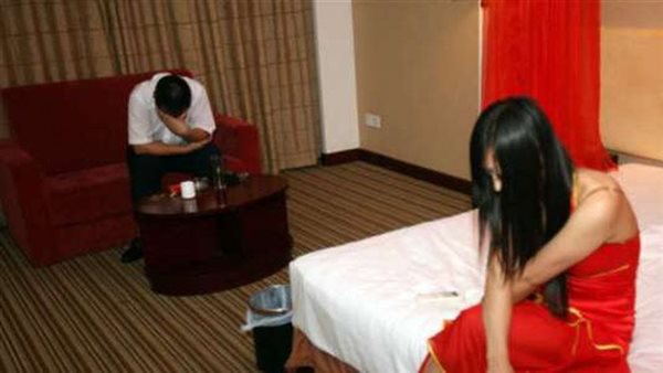 هددهما بفيديوهات جنسية..حكاية مقتل رجل أعمال أقام علاقة مع شريكته وابنتها