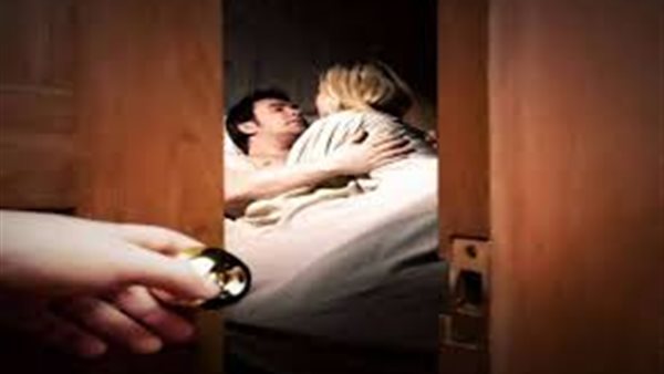 نصبت عليه وقطعت العلاقة.. شاب يرسل صورا جنسية لابن صديقته