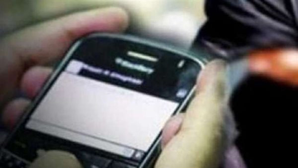 أقام معها علاقة آثمة وأرسل صورها لابنها.. تفاصيل مثيرة في ابتزاز شاب لسيدة يصغرها بـ20 عاما