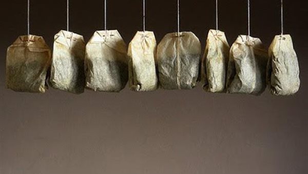 نتخلص منها ولا نعرف فوائدها.. استخدامات مذهلة لأكياس الشاي المستعملة