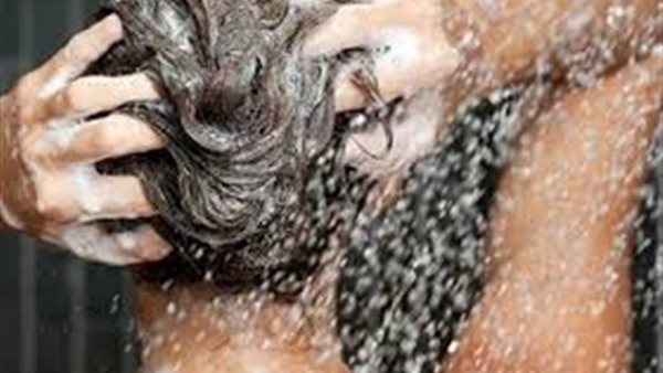 حكم عدم غسل المرأة شعرها بعد الجنابة وهل تقبل عبادتها؟.. الإفتاء ترد