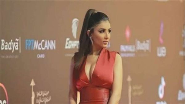 سعره 240 مليون جنيه.. حكاية فستان ارتدته مي عمر | شاهد