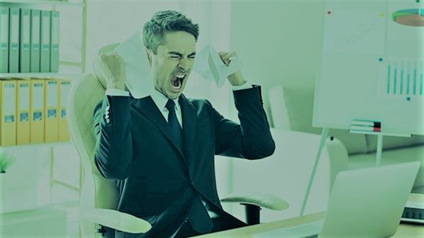 مرتب زيادة وشوكلاتة كل يوم.. شركة ترفض استقالة موظف «اتخنق منها» | شاهد