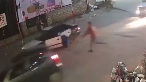 شهامة المصريين.. شاب ينقذ سائق تاكسى من حادث تصادم بأعجوبة بالمنصورة | شاهد