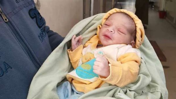 كنت هريحها من البؤس.. اعترافات صادمة للمتهمة بعرض طفلتها للبيع