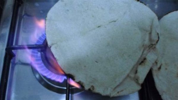 سم قاتل.. ماذا يحدث عند تسخين الخبز على النار؟