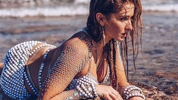 بعد فضيحة الـ«أون لاين».. إطلالة فاضحة لأنستازيا احتفالا بعيد الحب | شاهد