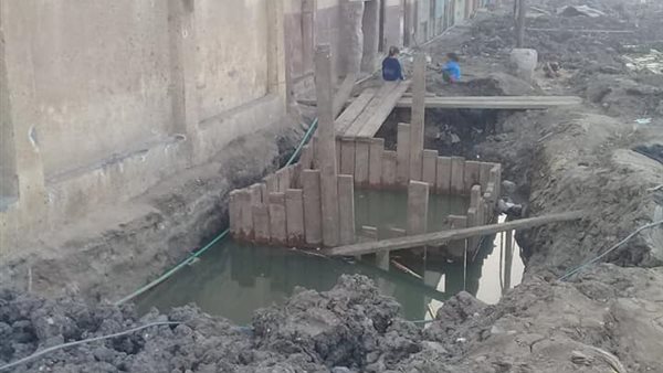 أهالي الفهميين بالصف لمحافظ الجيزة : الشركة المنفذة للصرف الصحي بالقرية تركت شوارع وأجزاء منها ونقلت معداتها قبل أن تكمل المشروع