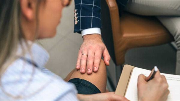 أنا حلمت بيكي.. التفاصيل الكاملة لاتهام طالبات ثانوي صاحب «سنتر» بالتحرش | شاهد