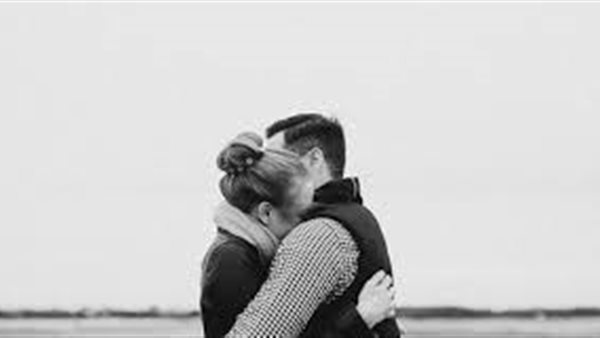 يقي من نزلات البرد ويقوي المناعة .. دراسة جديدة عن فوائد الحضن 