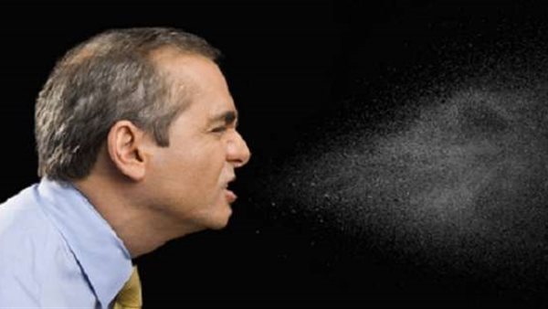 قالهم كورونا..السجن 4 أشهر لشاب «كح» في وجه شرطيين | شاهد