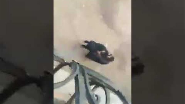 رفض الكشف على زوجته.. لحظة تحطيم مواطن سيارة طبيب 