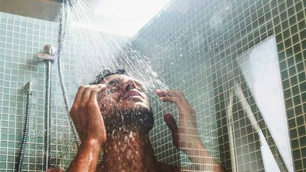 لن تؤخر غسل الجنابة بعد الآن.. هذا ما تفعله الملائكة حينما يؤخر المسلم غسل الجنابة