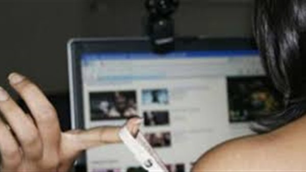 خايفة من الفضيحة.. فتاة تدفع 5 آلاف جنيه يوميا لشخص ابتزها بصور وفيديوهات