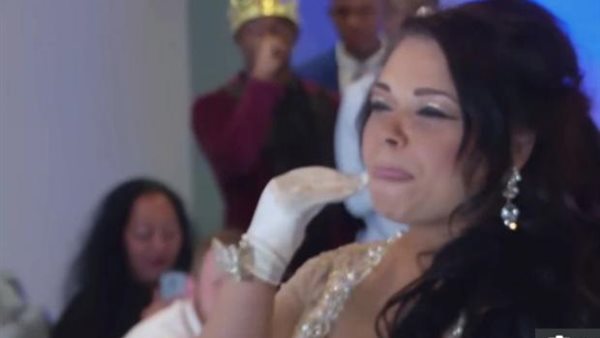 لن تصدق السبب ..أم تقتحم حفل زفاف ابنتها والعروس تطردها