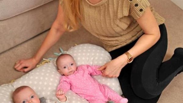 13 حالة في العالم فقط .. سيدة تحمل بعد 3 أسابيع من حملها الأول في توأمين | فيديو